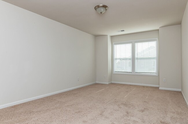 Building Photo - AVAILABLE NOW, $500 OFF FIRST FULL MONTHS ...