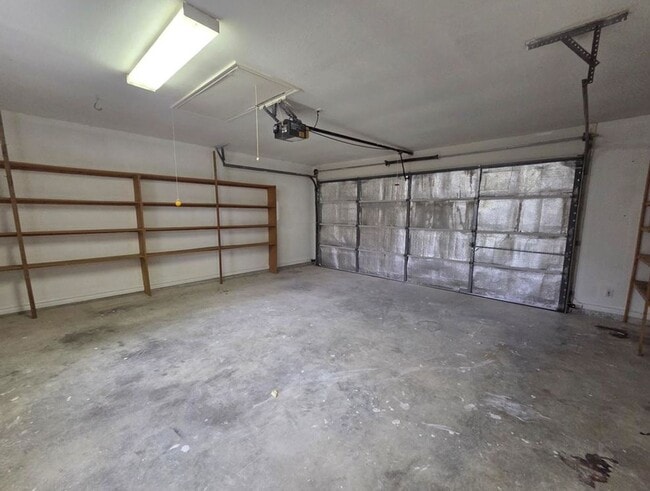Building Photo - FOR LEASE!!