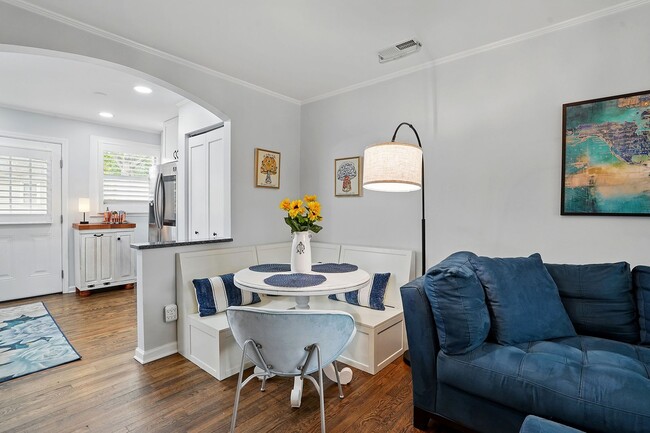 Building Photo - Fully Furnished Home, CONVENIENT LOCATION