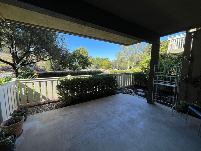 Building Photo - Ground-Floor Living in a Desirable 55+ Thousand Oaks Community