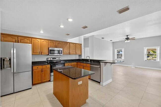 Building Photo - 172 Lake Shore Dr W