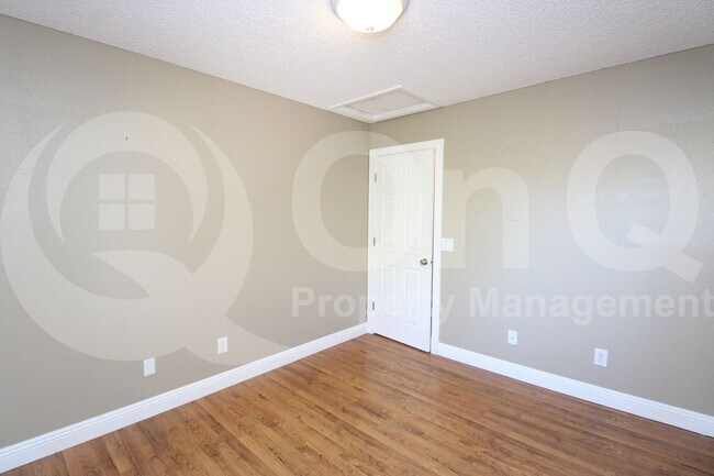 Building Photo - 850 N Valencia Dr