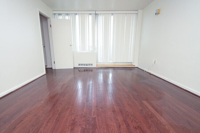 Building Photo - Luxury 1 Bedroom with Balcony, Pool & City Views – Hopkinson House