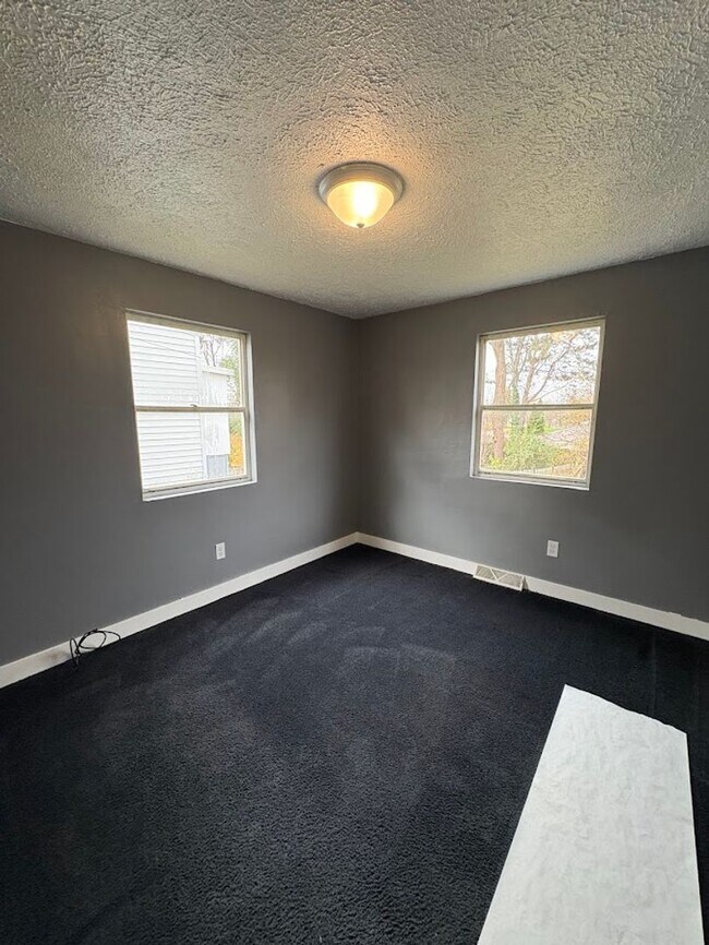 Building Photo - Two bedroom one bathroom home for rent