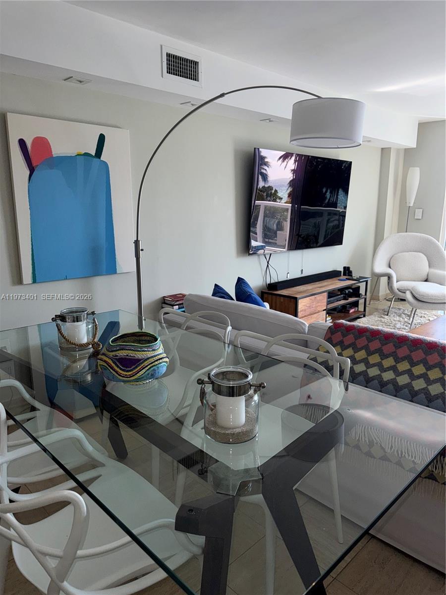 Building Photo - 2457 Collins Ave