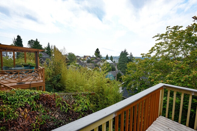 Building Photo - Lovely upper 2 floors of Large home in Phi...