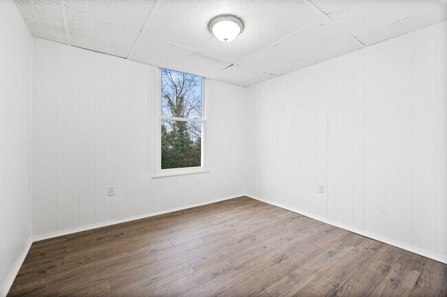 Building Photo - Spacious 3 Bed, 1 Bath Apartment in Garfie...