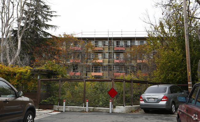 Building Photo - Strawberry Creek Lodge