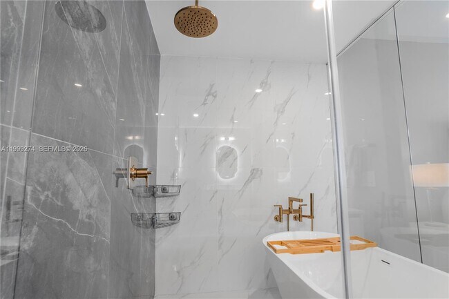 Building Photo - 700 NE 24th St