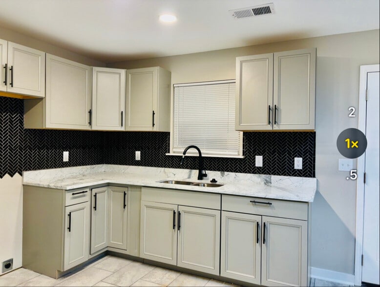 Building Photo - 830 David St