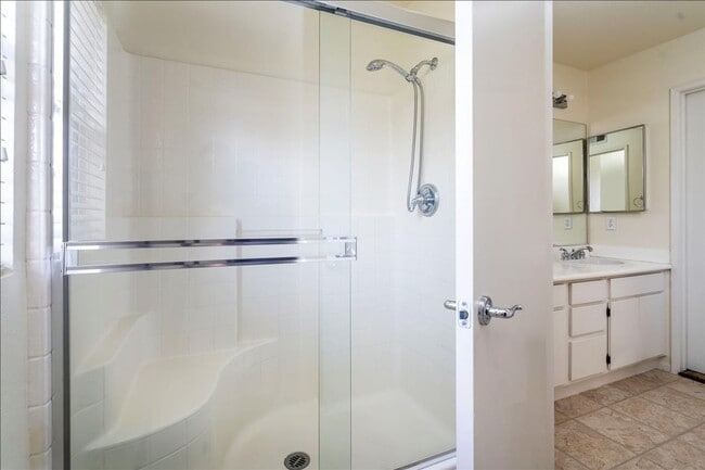 Building Photo - SHARP! 2 Master Suites Townhome in the hea...