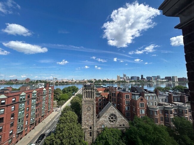 Building Photo - 483 Beacon St
