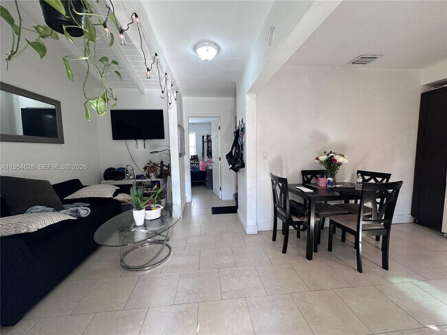 Building Photo - 2125 Bay Dr