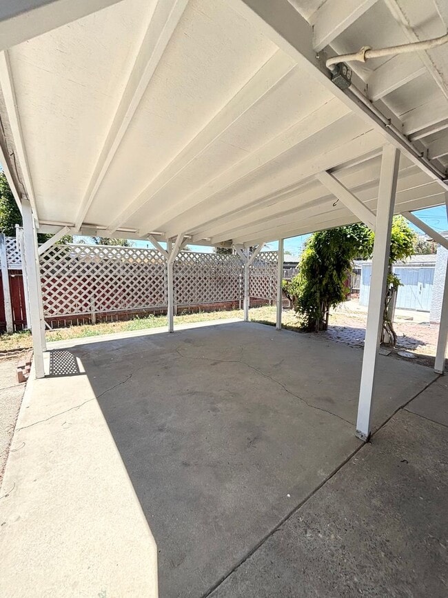 Building Photo - Lovely 3 Bedroom Home in Established Neigh...