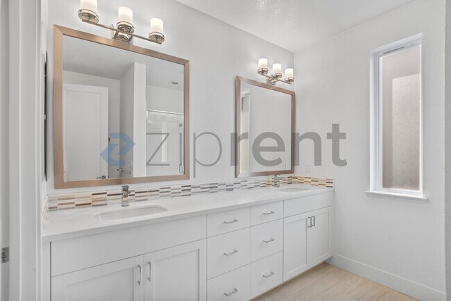 Building Photo - Unit