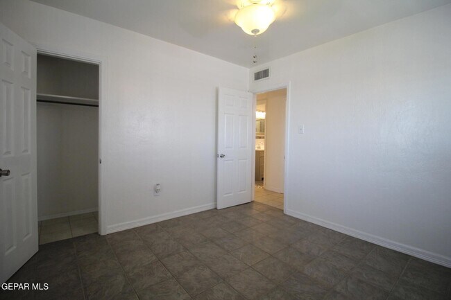 Building Photo - 2529 Jackson Ave