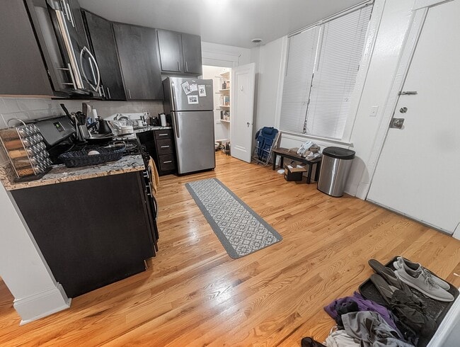 Building Photo - Large 2 BR/ 1 BA in Fantastic Wicker Park Location