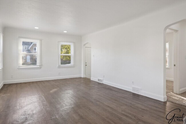 Building Photo - 4 bedroom $1550