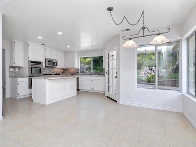 Building Photo - Incredible Rancho Del Oro Home!