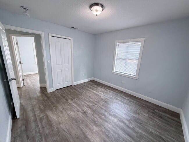 Building Photo - Charming home features 3 spacious bedrooms and 2 updated bathrooms