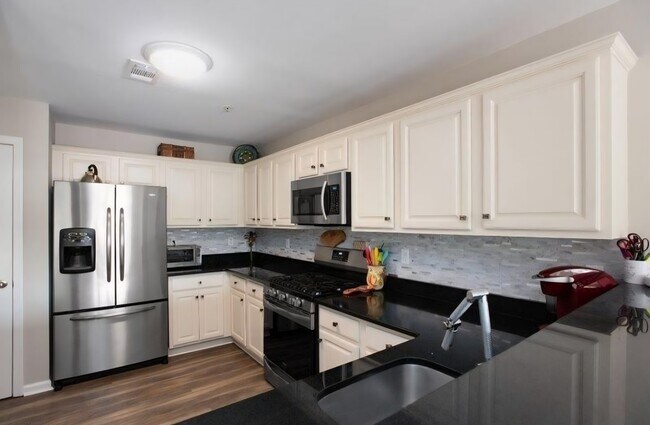 Building Photo - 1092 Shadowlawn Dr