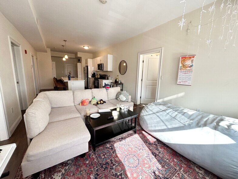 Building Photo - 81 Amory St