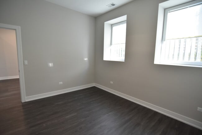 Building Photo - 1730 W Greenleaf Ave