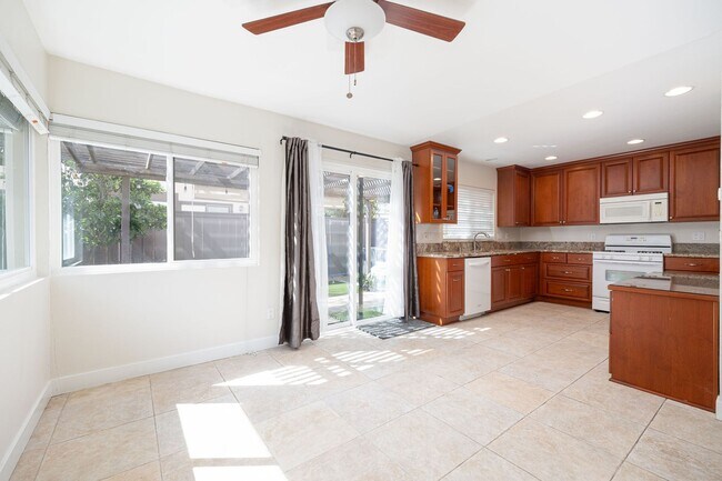 Building Photo - Gorgeous 2 Bedroom Townhouse in the Heart of Mira Mesa!