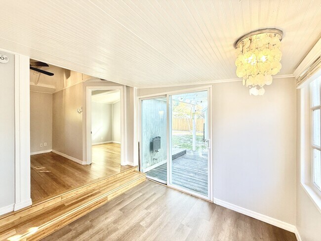 Building Photo - 713 Smith St