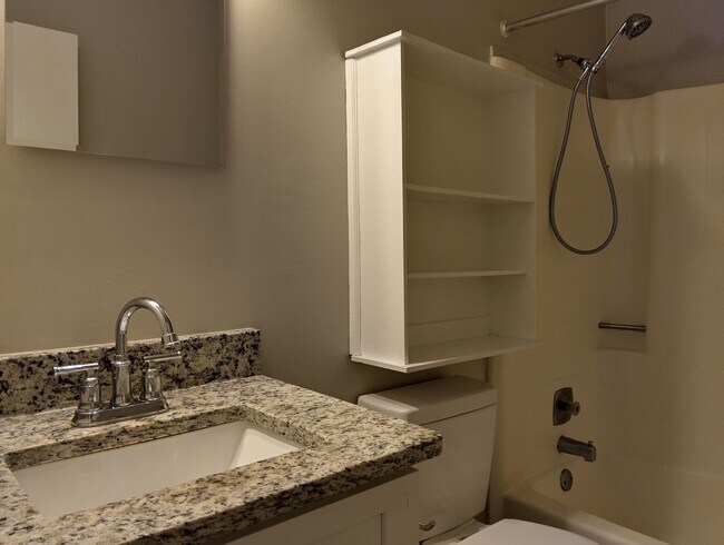 Building Photo - 7446 Bellehaven Dr
