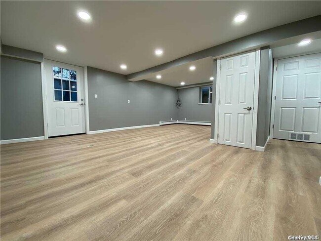 Building Photo - 39 W 7th St