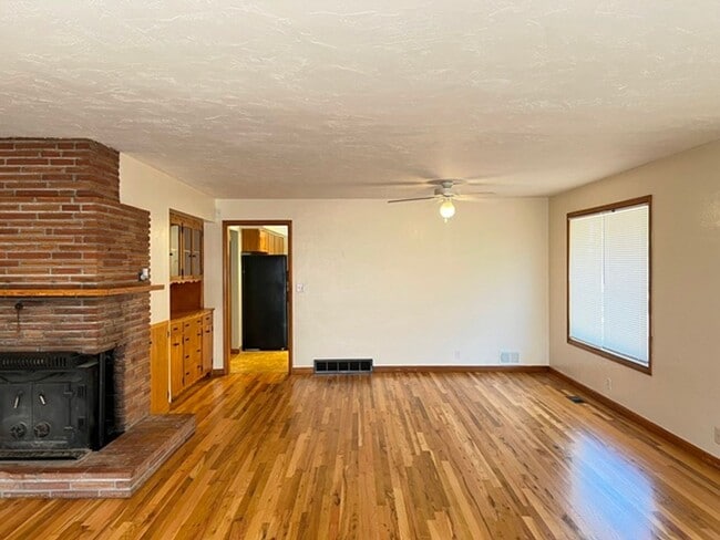 Building Photo - 3Bd/2Ba Single Story House - Available to View!