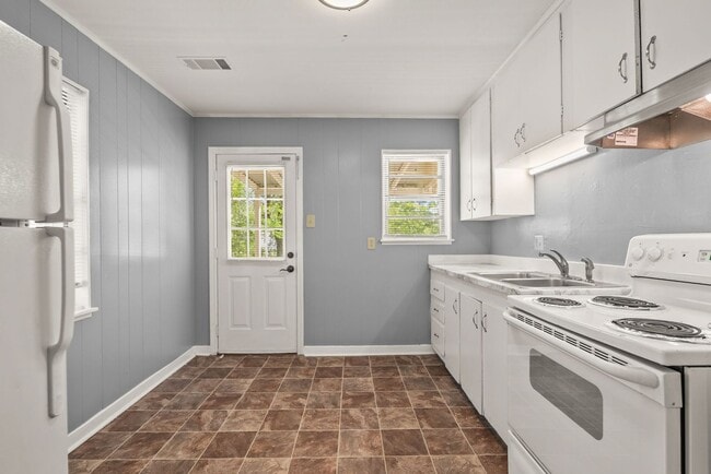 Building Photo - 715 Oakwood