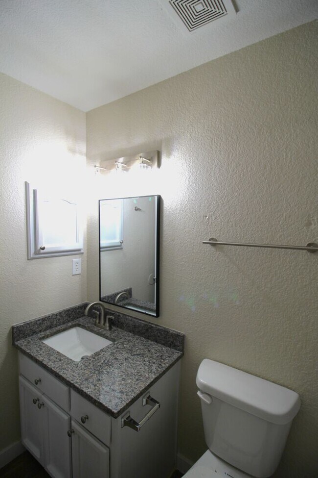 Building Photo - Beautiful Northeast Home -Utilities are a ...