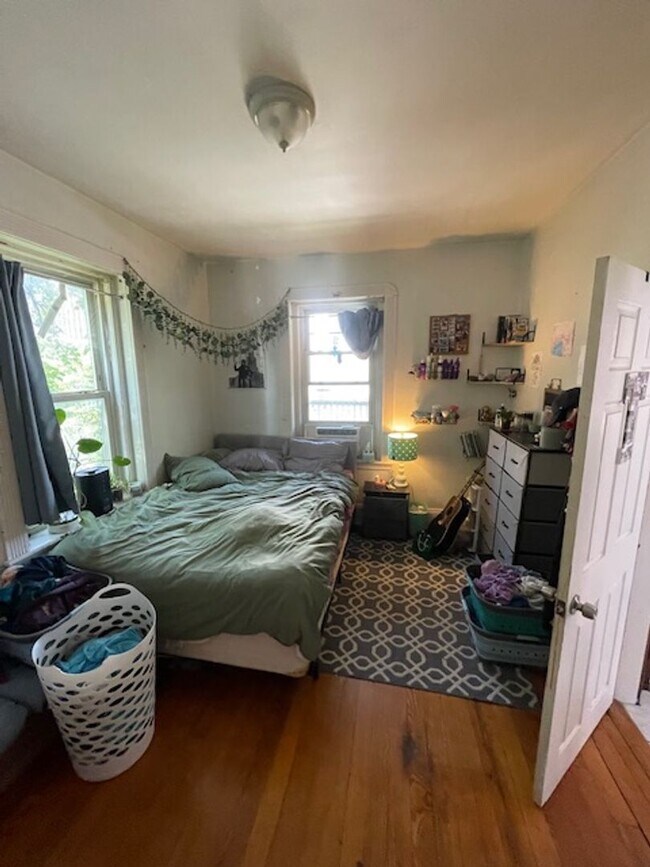 Building Photo - Don't miss out on this 3 bed 1 bath