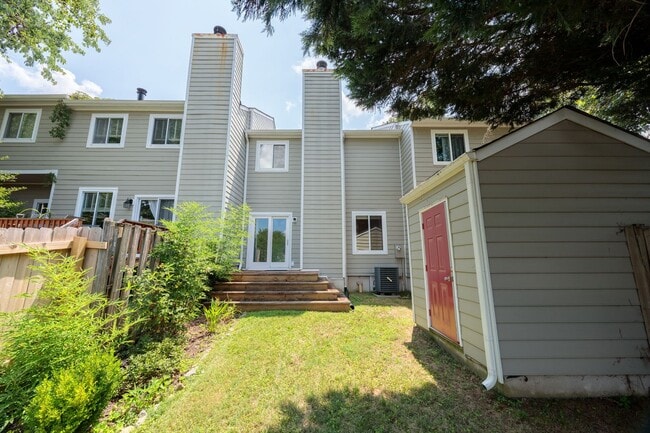 Building Photo - Charming 2 Bedroom/1 Bath Townhome in Henrico ***Available Early September***