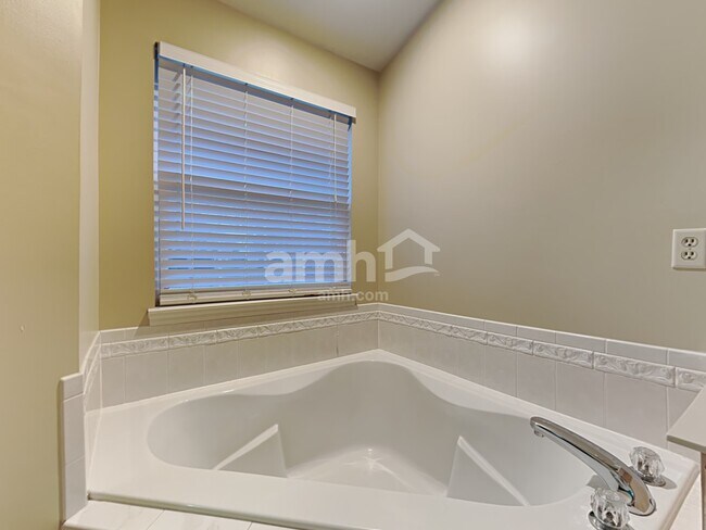 Building Photo - 8518 Woodcreek Dr