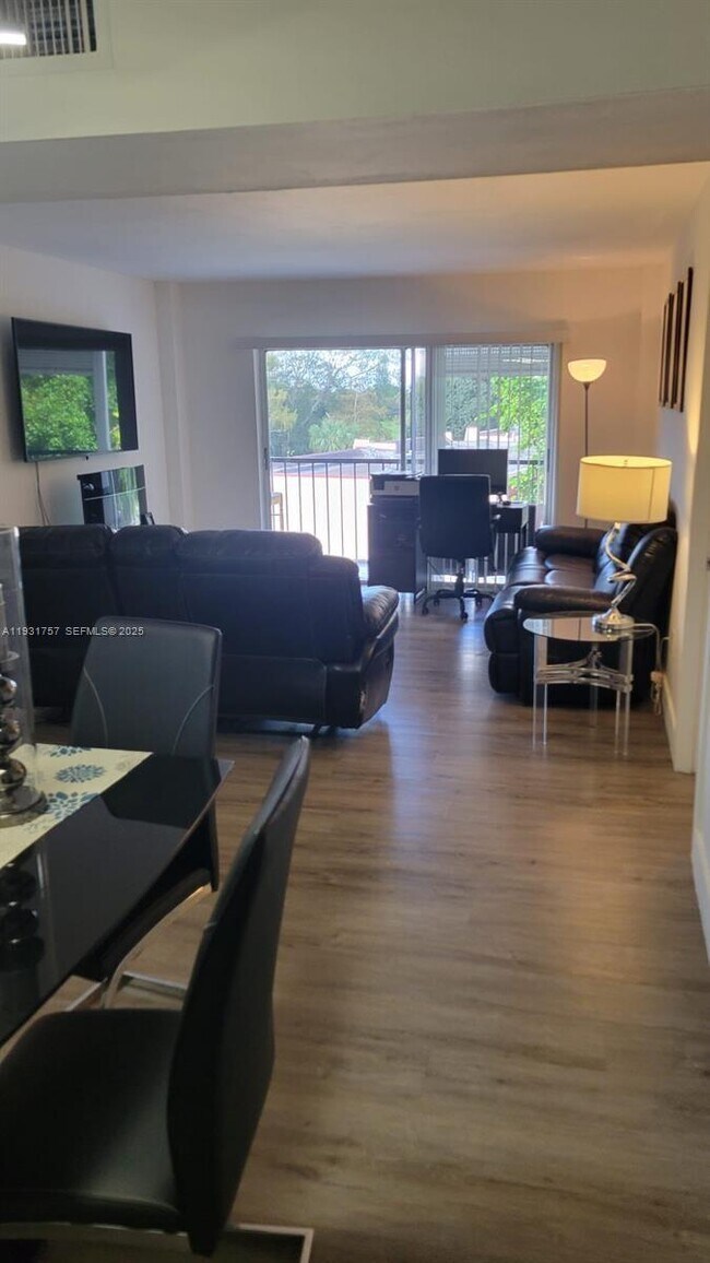 Building Photo - 4158 Inverrary Dr