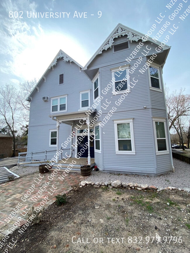Building Photo - 802 University Ave
