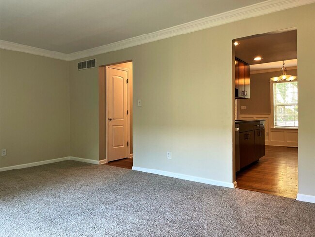 Building Photo - 2575 Olde Hill Ct N