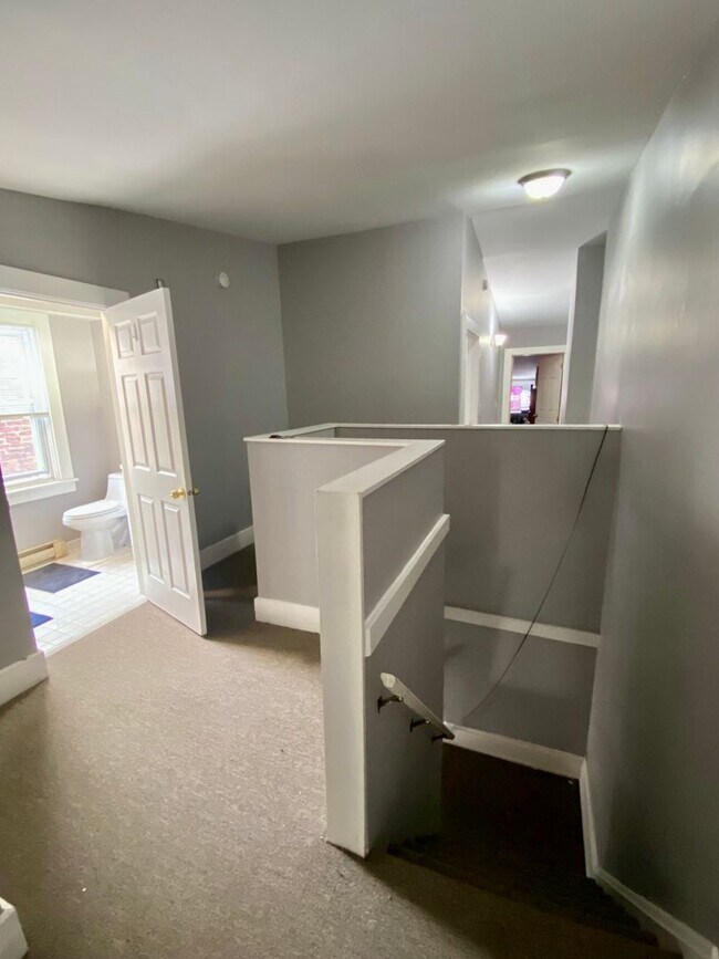 Building Photo - 7 bedroom/ 3bath Mins. from UC + Med Campu...