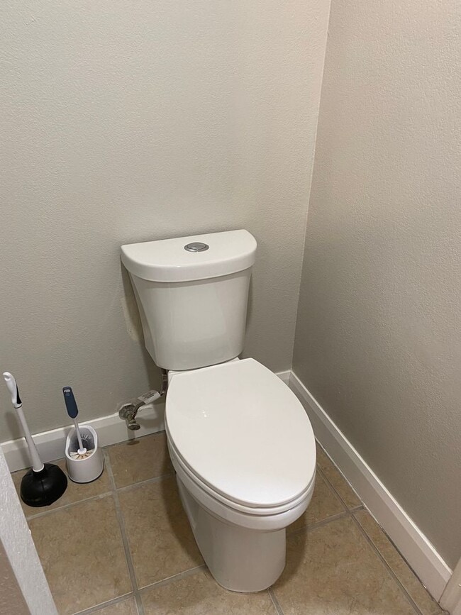 Building Photo - WONDERFUL 1 BEDROOM BASEMENT APARTMENT!!
