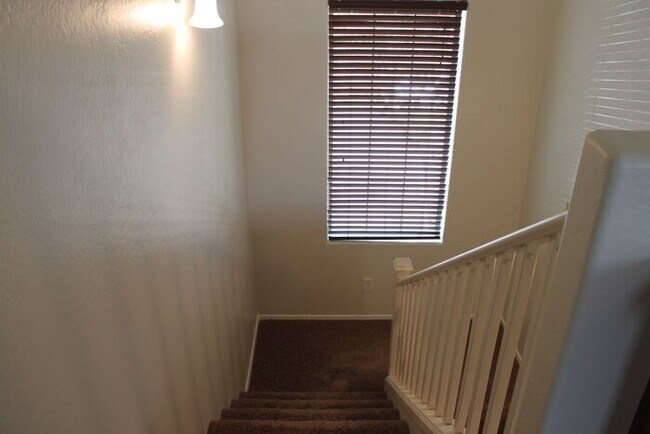 Building Photo - Beautiful 4 Bedroom in Lyons Gate!