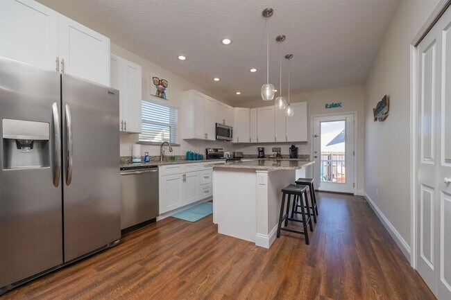 Building Photo - 6832 Middleton Ave