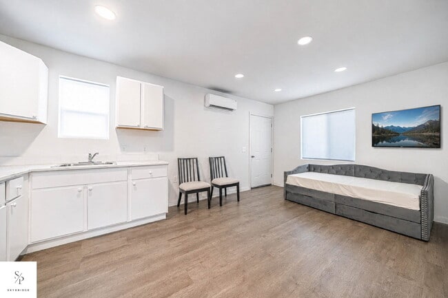 Building Photo - Furnished 5-Bedroom Home Near the 57 & 60 — Ideal for Roommates or Students