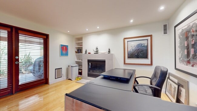 Building Photo - 3205 Bayview Dr