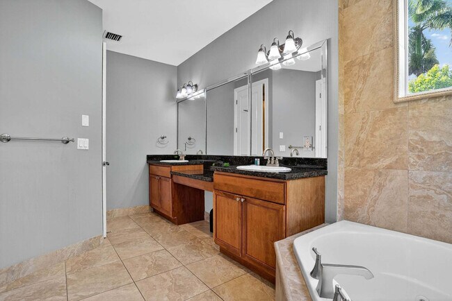 Building Photo - 1705 NE 11th St