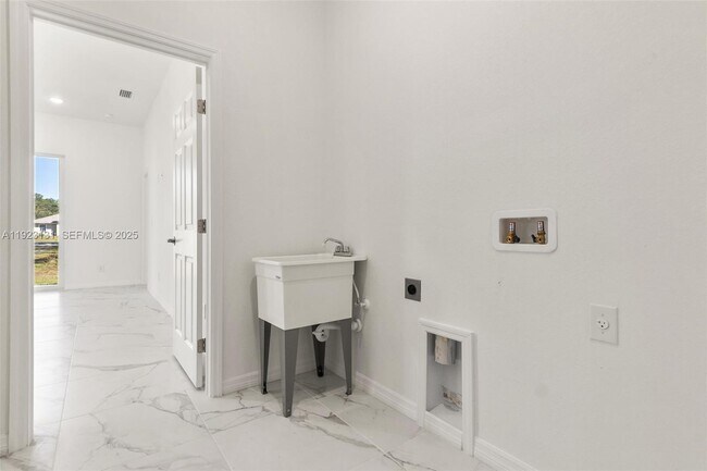 Building Photo - 1918 Wanda Ave N