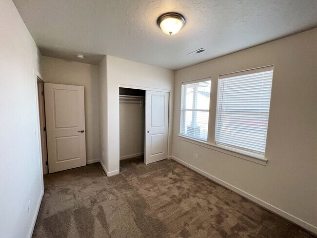 Building Photo - Beautiful, 3 bed 2 bath home close to lake...