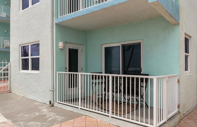 Building Photo - 2600 N Surf Rd